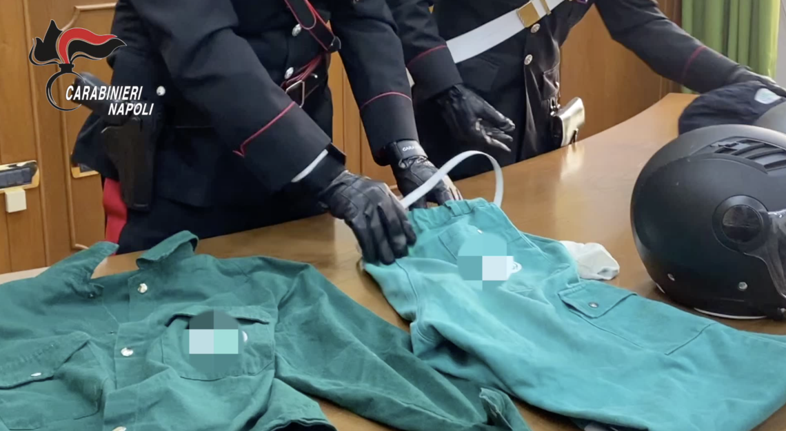 Rapine a Napoli travestiti da finti netturbini: un arresto
