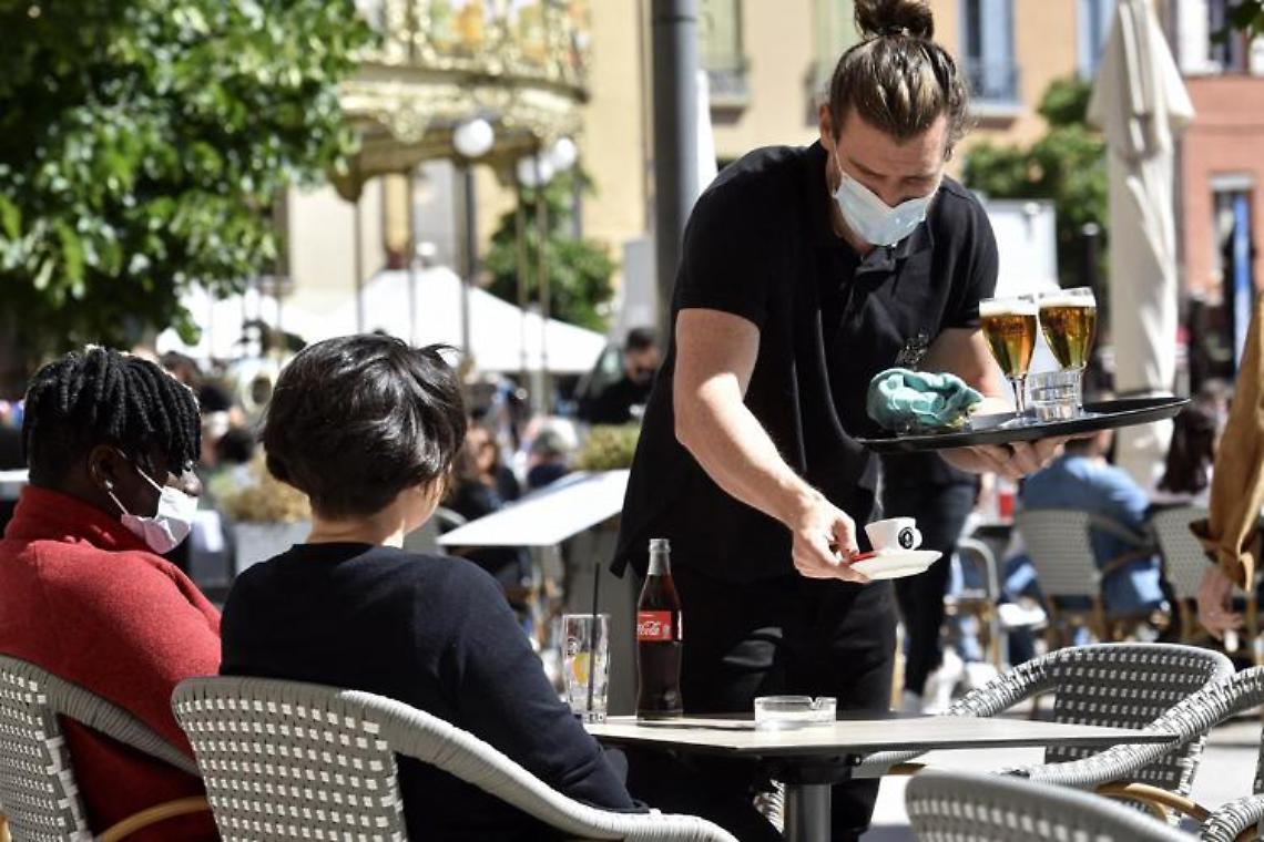 Riaperture e zona gialla, Pregliasco: «Attenzione, curva contagi può risalire»