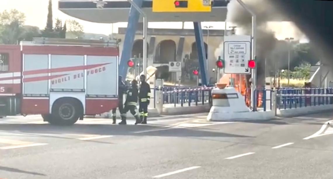 Torre del Greco: auto prende fuoco al casello