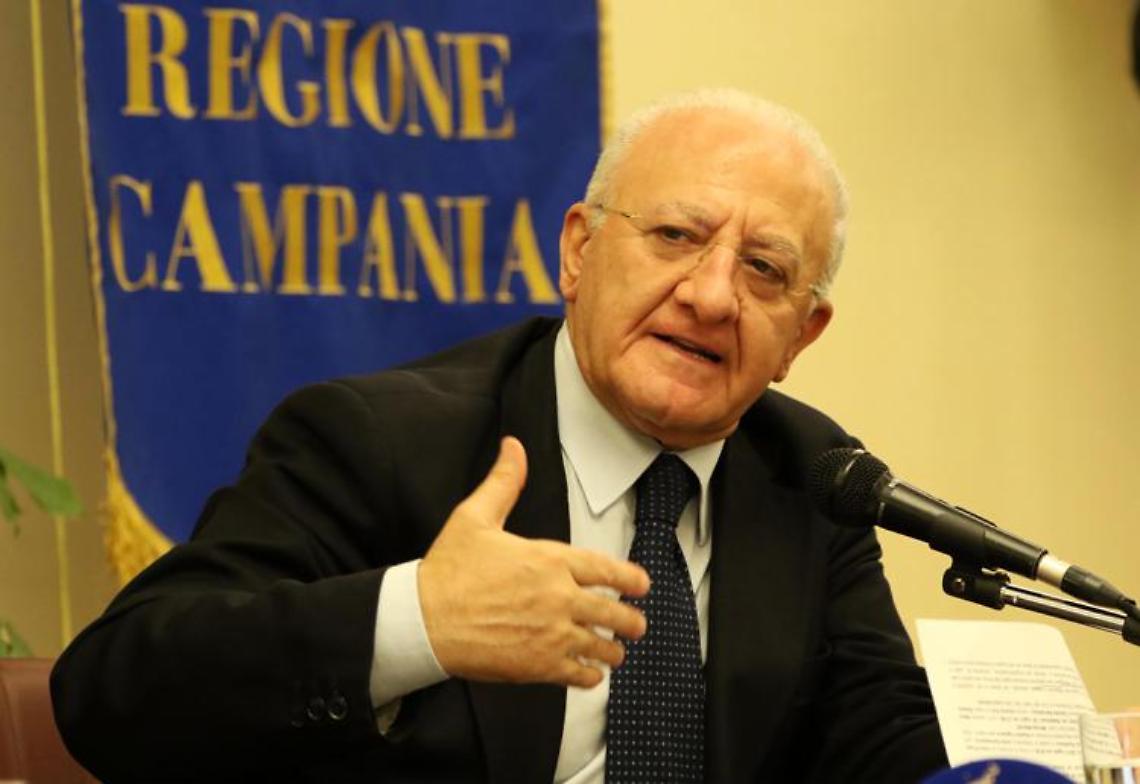 PA nuovo piano del lavoro, De Luca: "Servono 300mila giovani. No bonus e parassitismo".