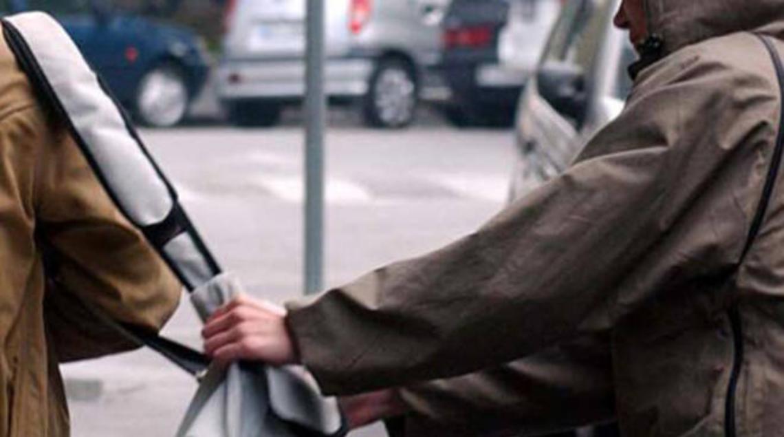 Tenta di scippare una turista, fugge e investe un poliziotto