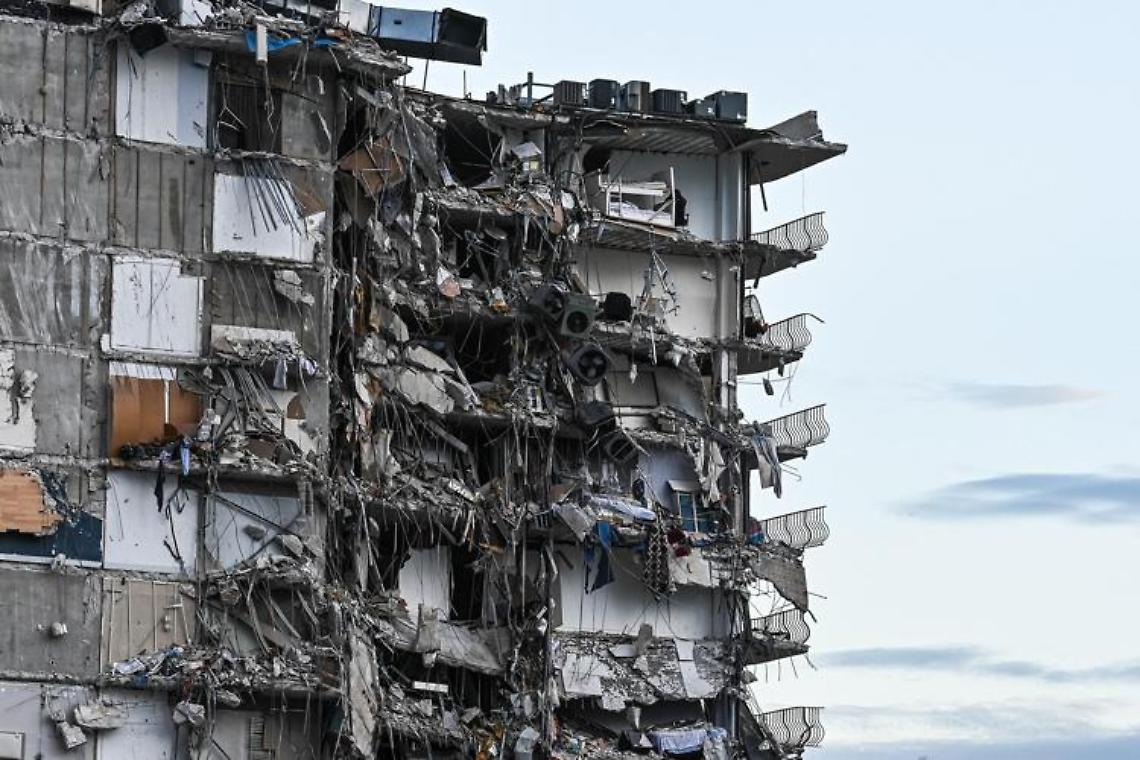 Crolla palazzo di 12 piani: 1 morto e 10 feriti