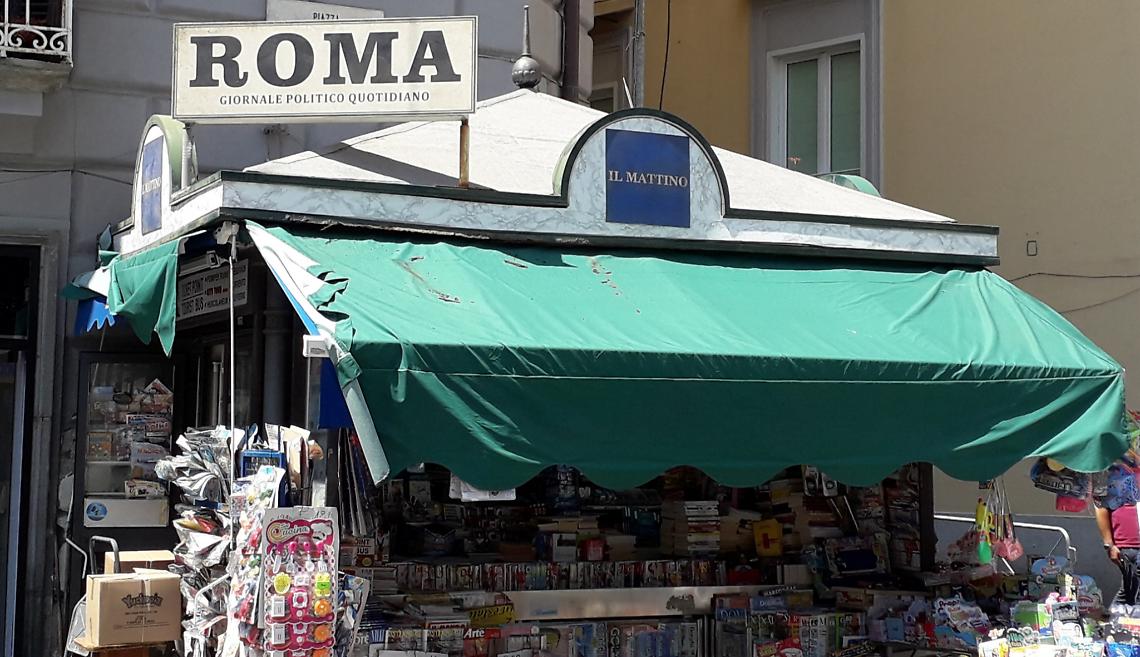 Piazza dei Martiri, per la fiction torna la vecchia insegna del “Roma”