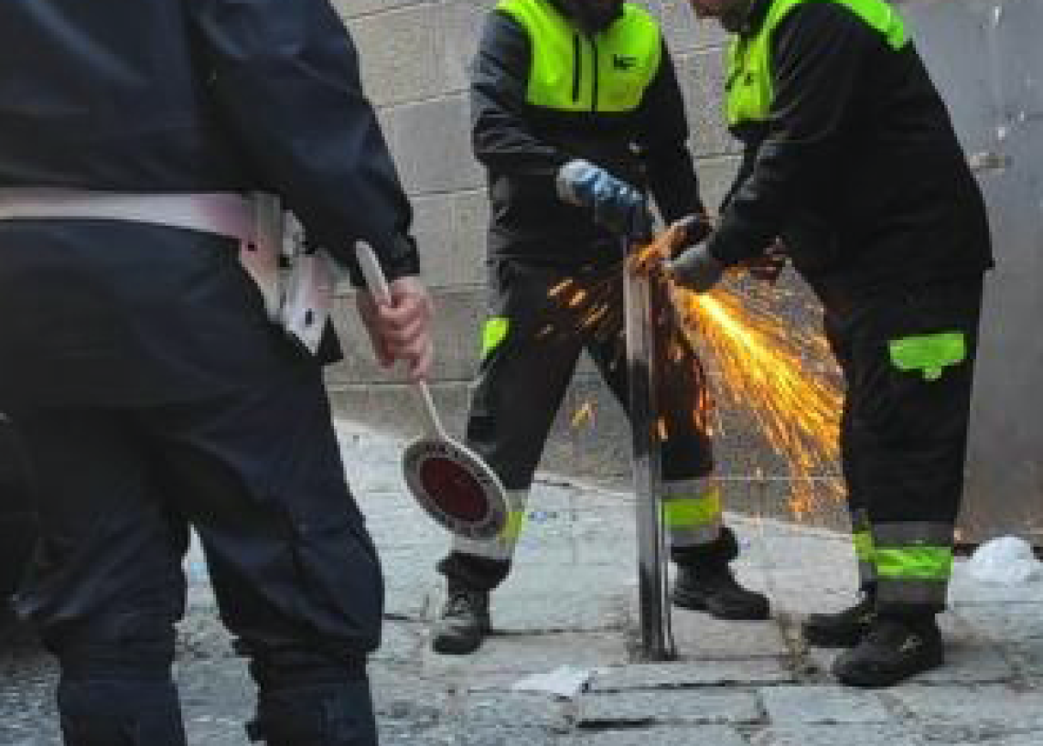 Transenne del Comune per “occupare” parcheggi abusivi