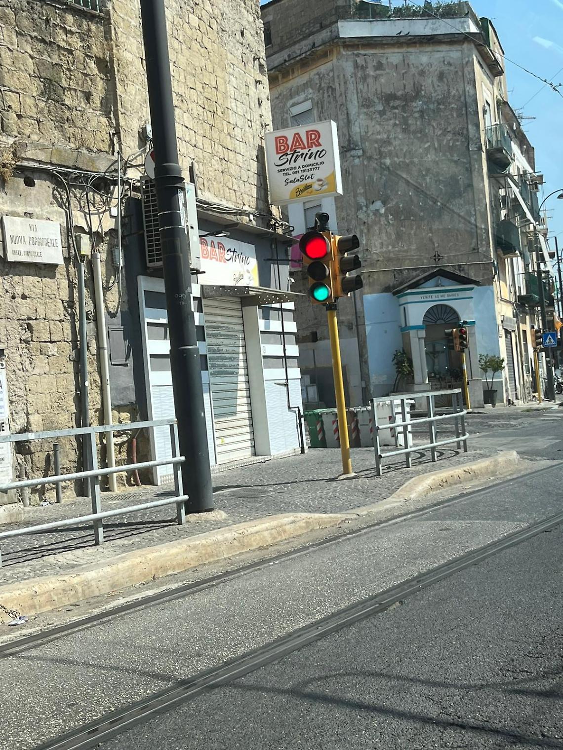 Un semaforo continuamente guasto in via Nuova Poggioreale