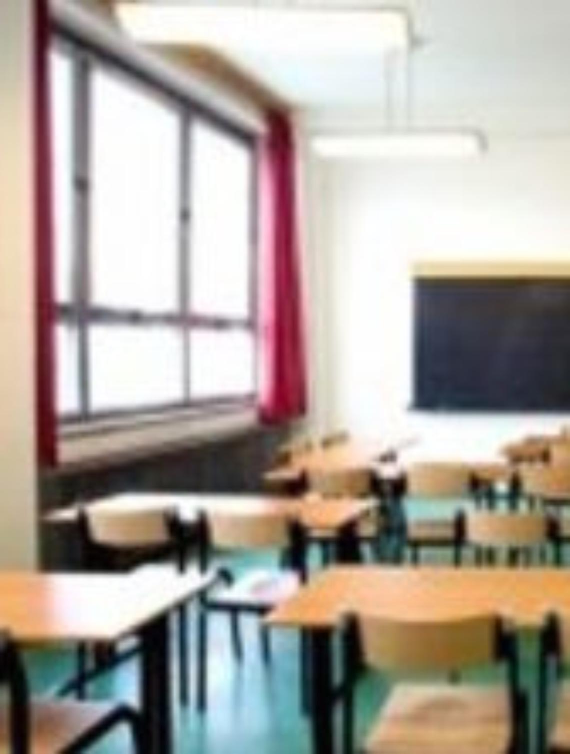 Rubano persiane di alluminio da una scuola a Torre Annunziata, due in carcere
