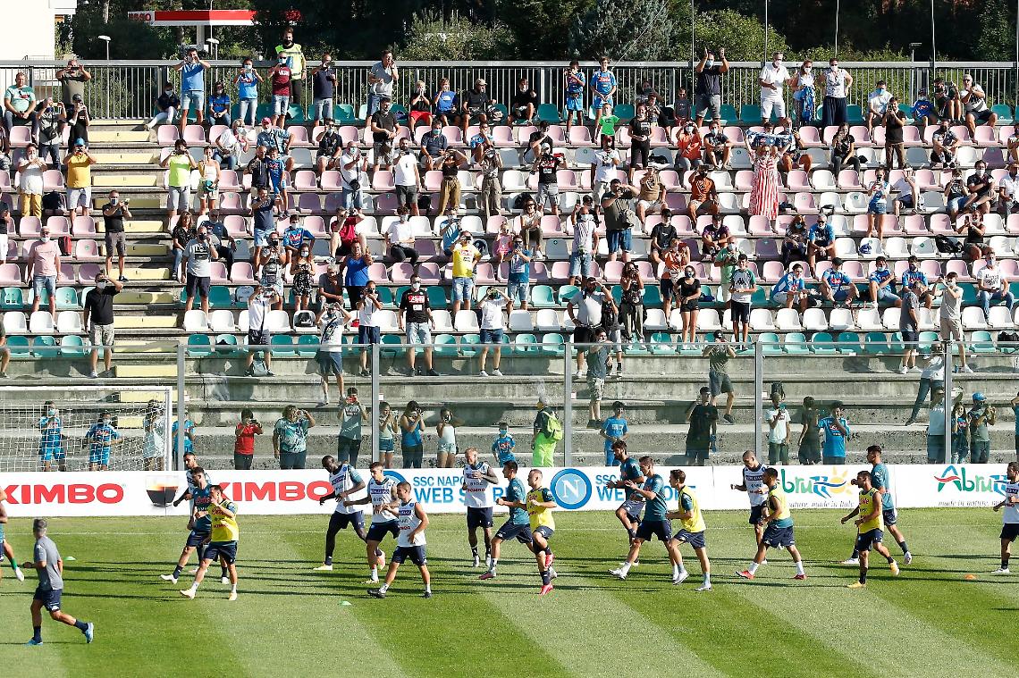 Mille tifosi per l'allenamento del Napoli. E Osimhen già segna