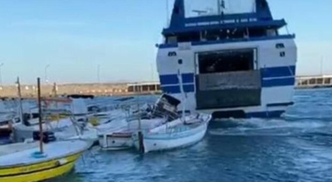 Incidente a Capri, nave Caremar urta barche ormeggiate