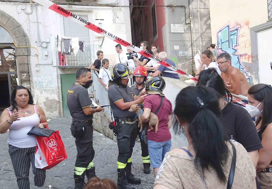 Napoli, crolla il solaio di un palazzo: evacuate 12 abitazioni