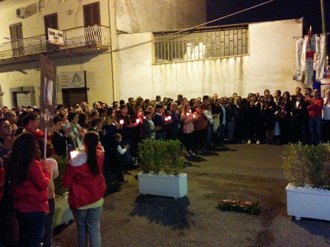 Fiaccole e lacrime per ricordare Enza