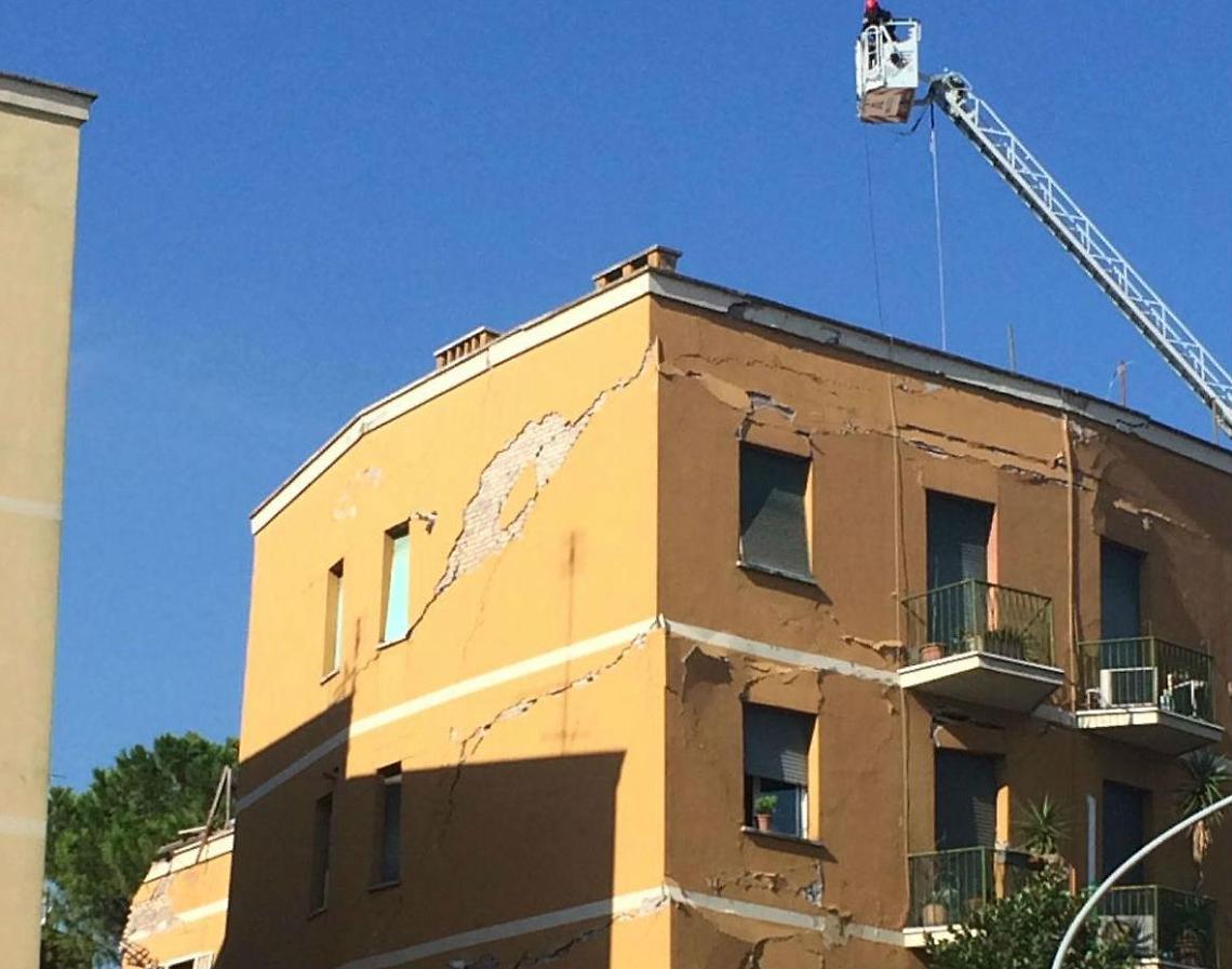 Paura a Roma, crolla palazzina a Ponte Milvio