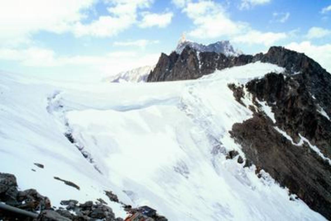 Ghiacciaio a rischio crollo, strade chiuse e case evacuate