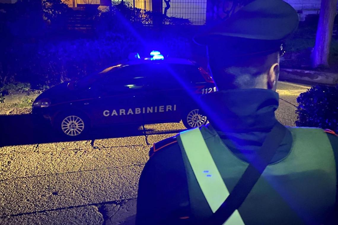 Fiamme all'ingresso di una barberia a San Giorgio a Cremano: si indaga