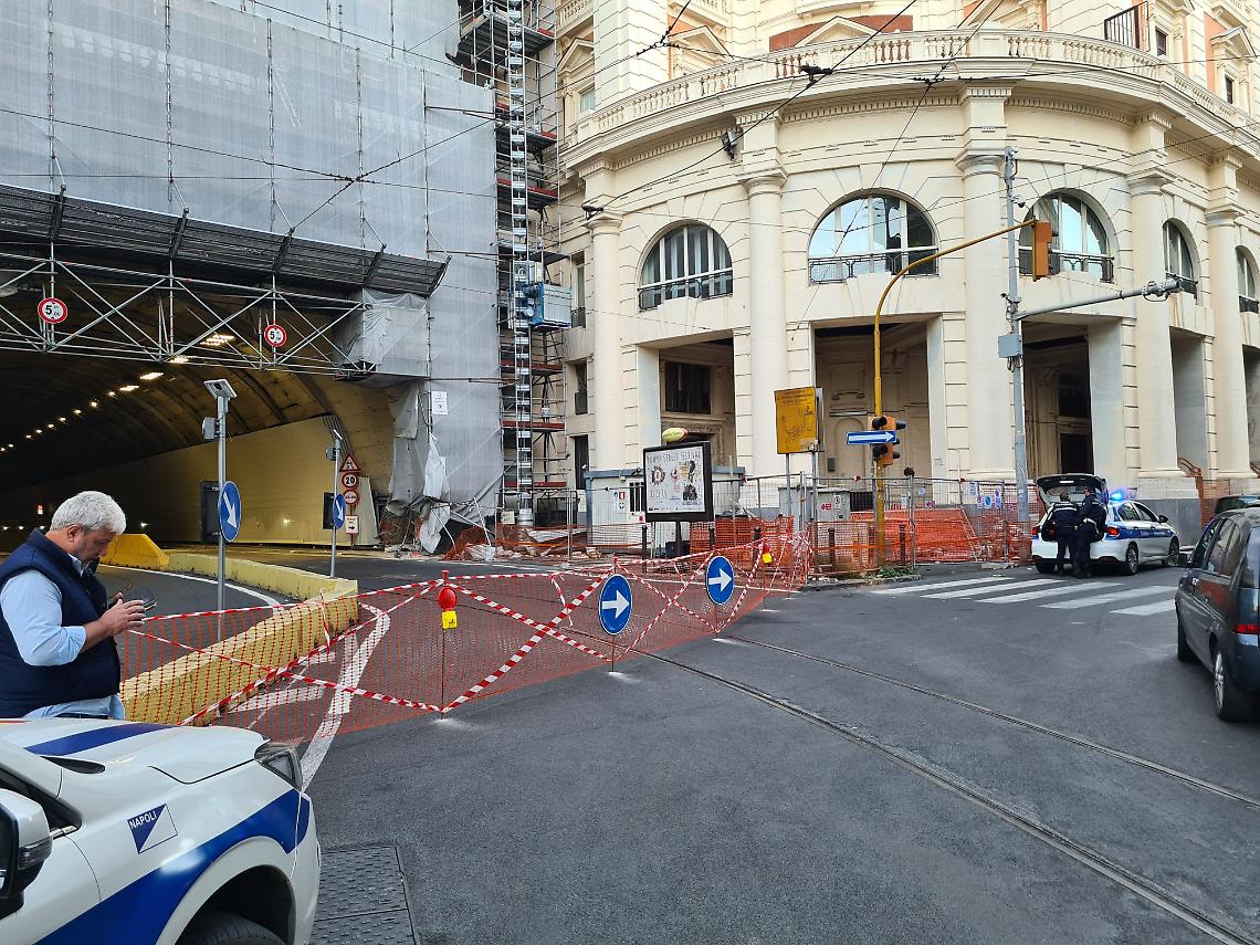 Incidente in Galleria Vittoria, riaperto il traffico in via Partenope