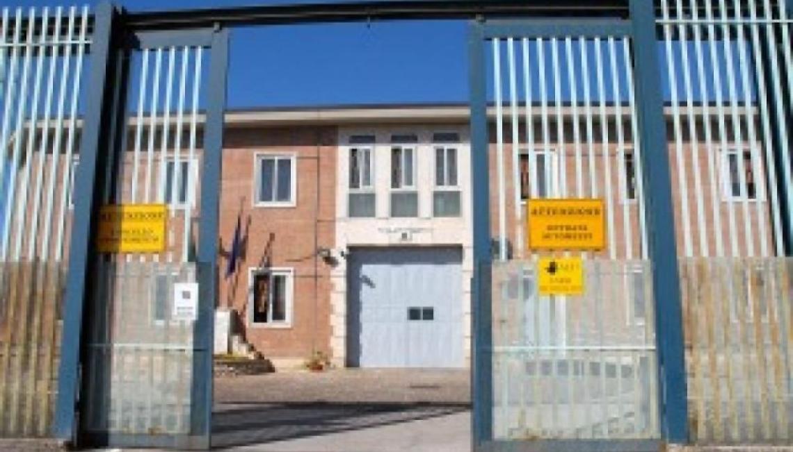 Detenuto perde occhio per difendere agente