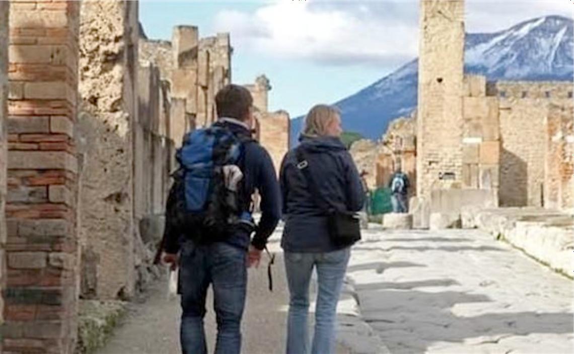 Pompei, turista francese tenta di rubare frammento di vasellame