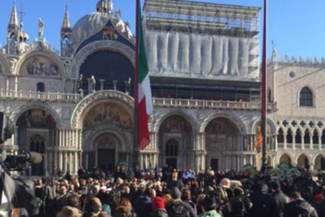 Piazza San Marco gremita per l'addio a Valeria