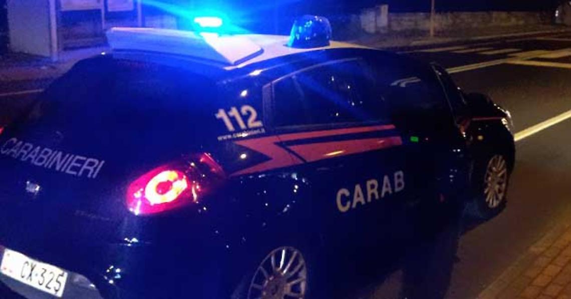 Commerciante reagisce a rapina e gli sparano nella gamba