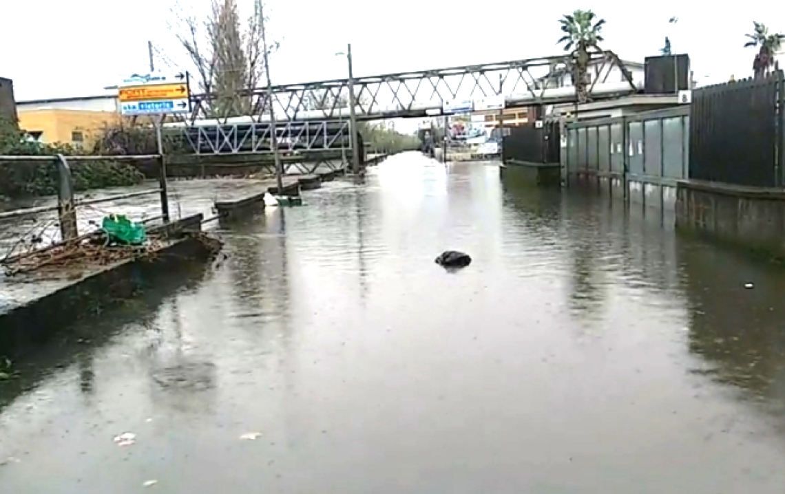 Straripa il fiume Sarno, strade e case allagate. Famiglie in emergenza