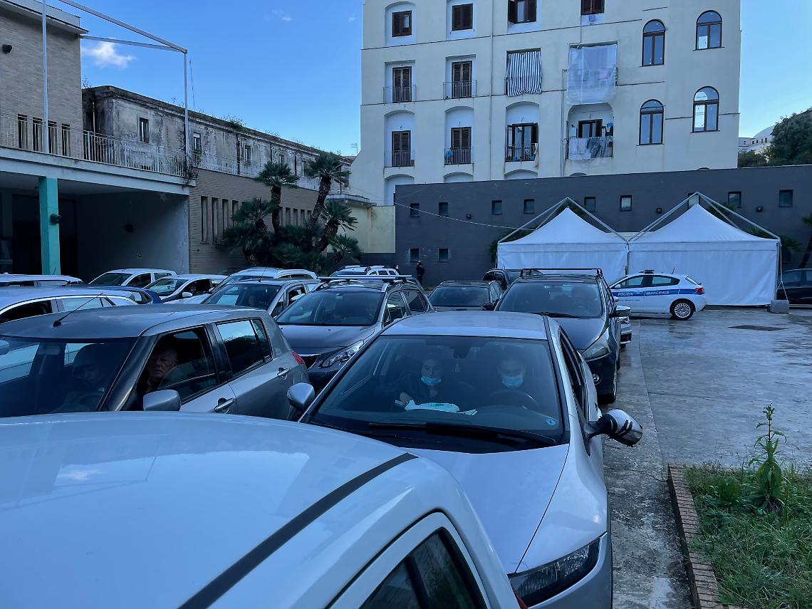 Castellammare di Stabia. Centinaia di auto in coda per il tampone