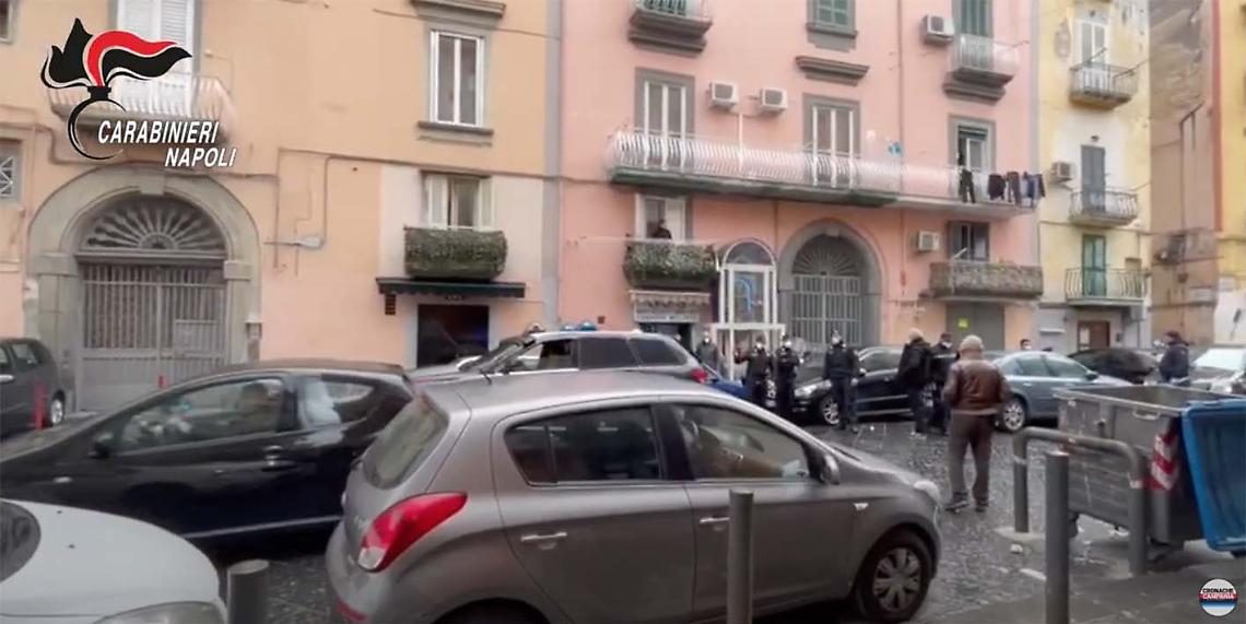 Ruba un’auto e poi cerca di investire il proprietario: arrestato