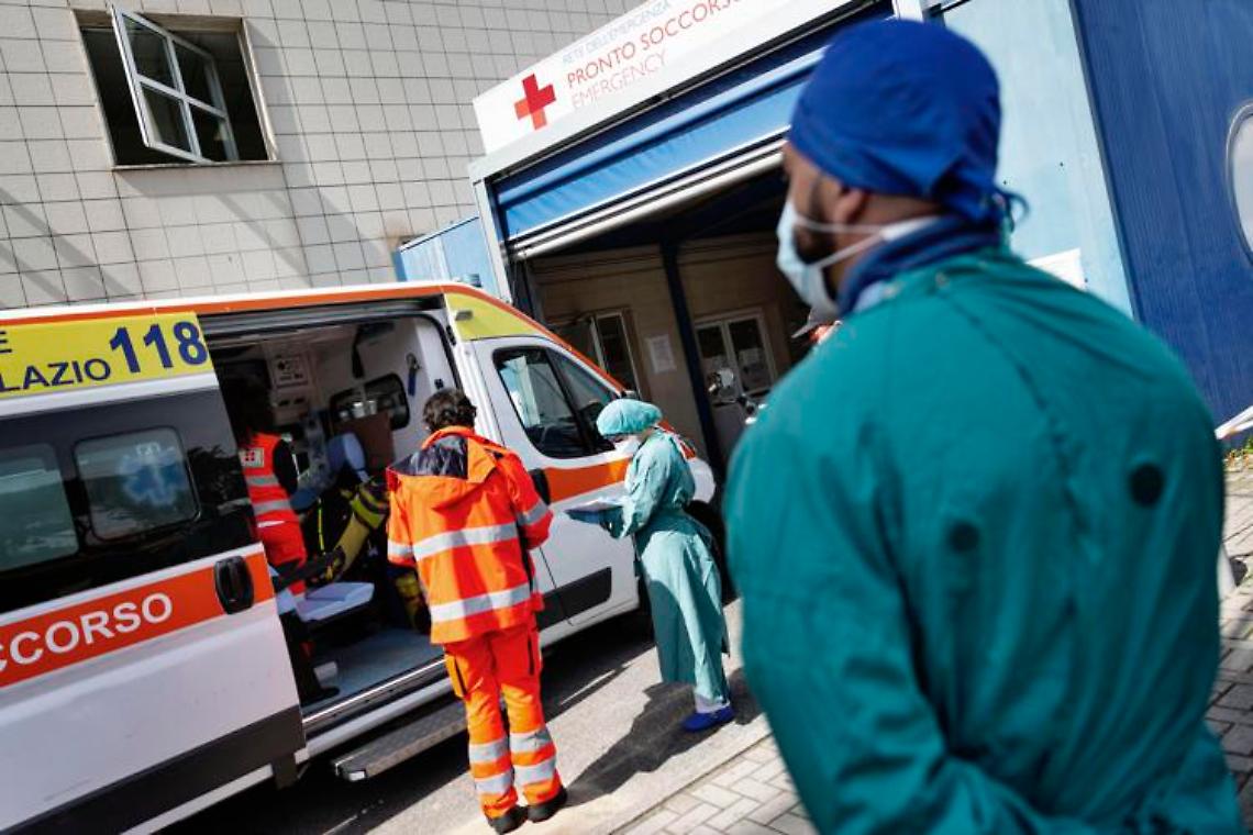 Covid in Italia, oggi 8.561 contagi e 420 morti