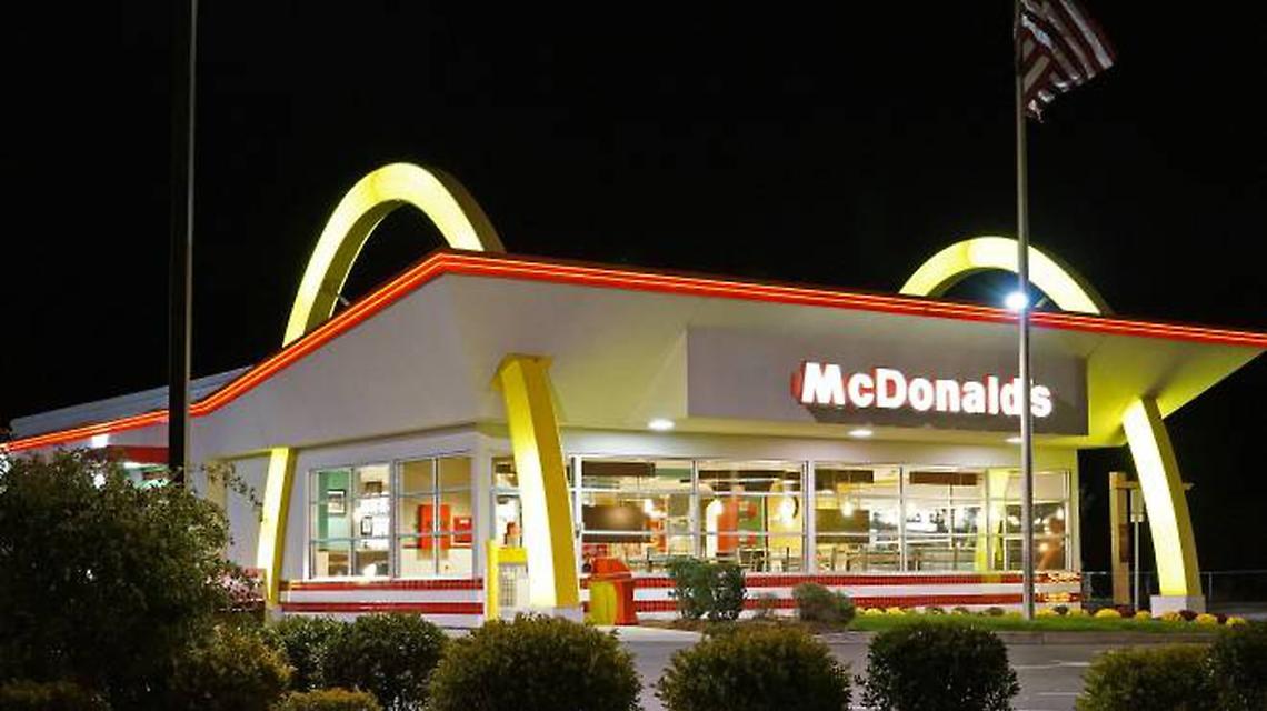 Vuole un gelato al McDonald’s ma non ha il Green pass, anziano estrae la pistola