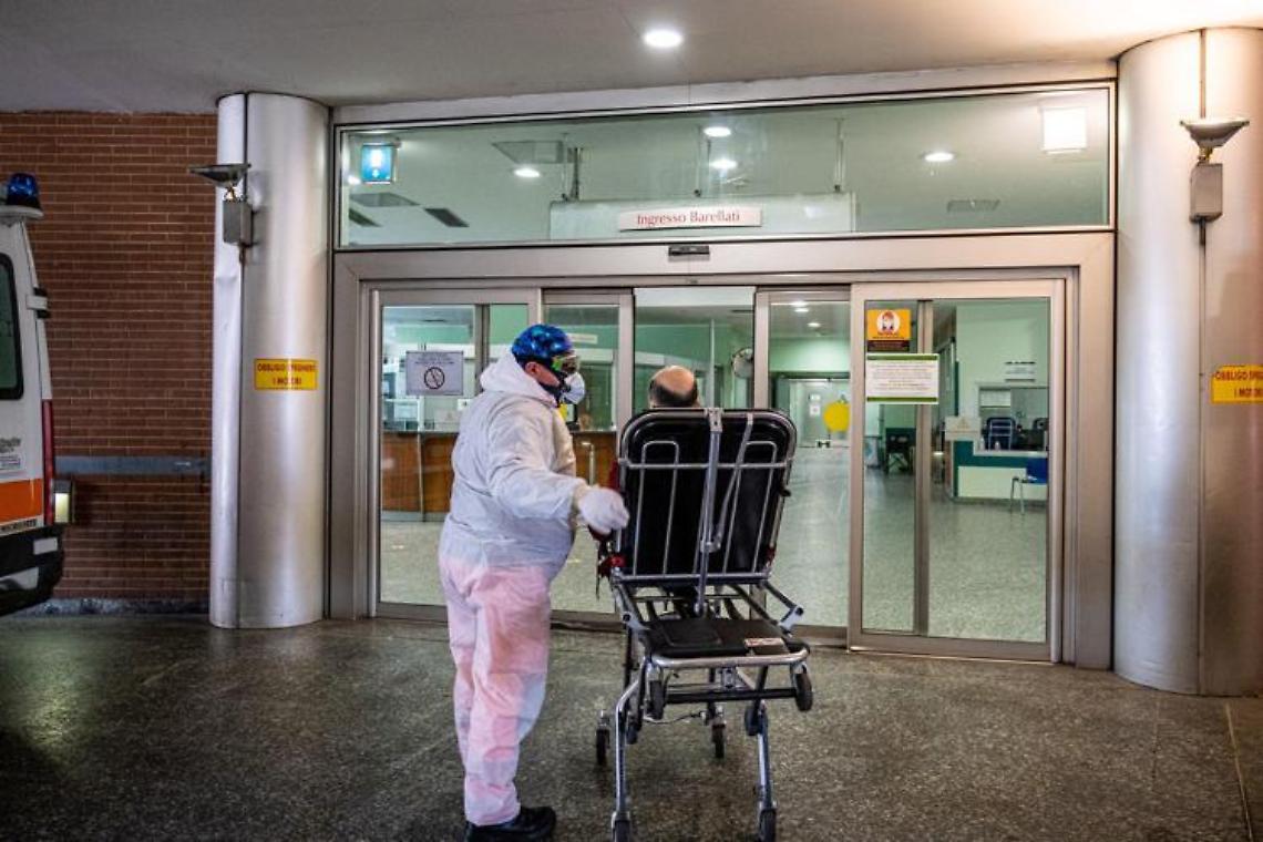 Covid oggi Italia, ricoveri ancora in calo: report Fiaso