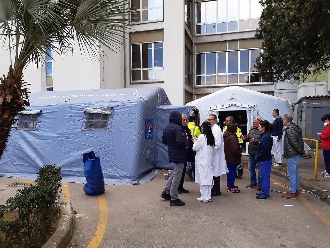 Coronavirus, a Napoli tende speciali davanti all'ospedale Cardarelli