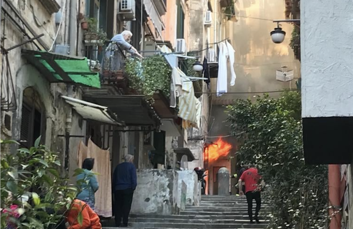 Incendio ai Quartieri Spagnoli, panico in strada: distrutta abitazione