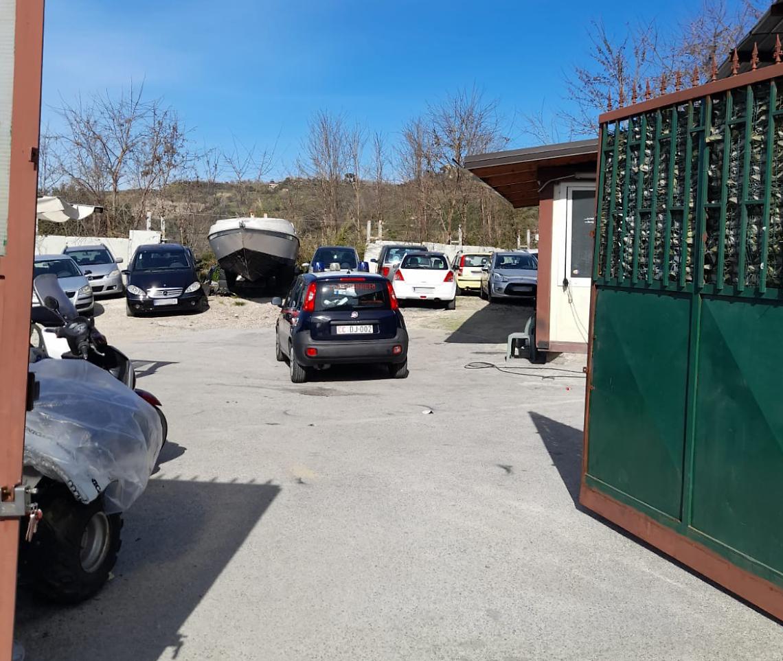 In un deposito a Pianura autocarri e motoscafi, scatta il sequestro