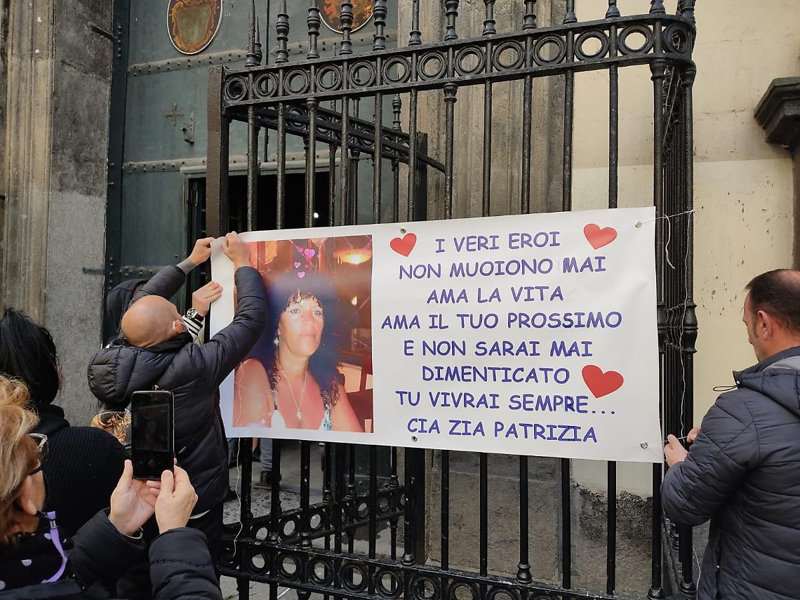 Morta in seguito a rapina, in centinaia ai funerali