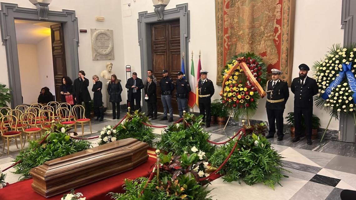Camera ardente per Costanzo in Campidoglio, centinaia in fila per l’ultimo saluto