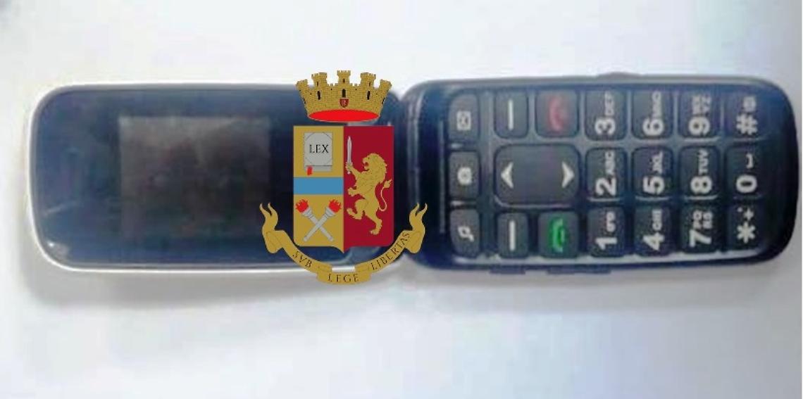Sorpreso con un condannato e un telefono cellulare, denunciato 57enne