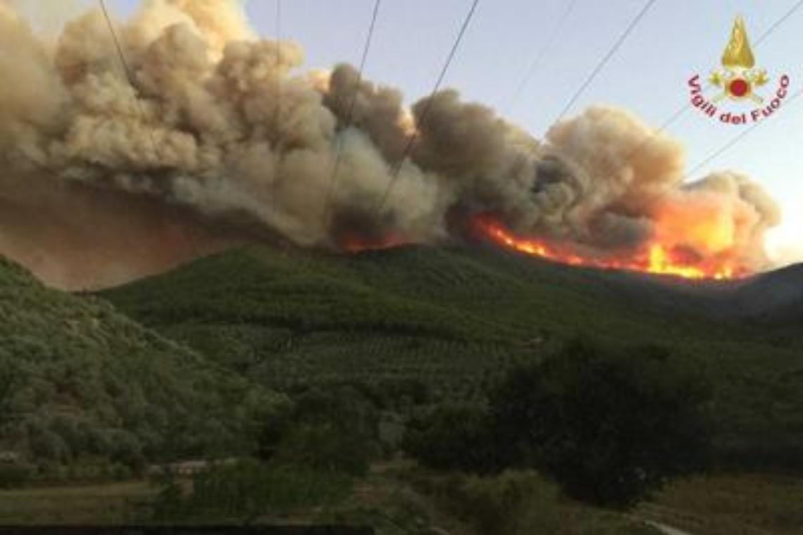 Inferno sul Monte Serra, 700 sfollati