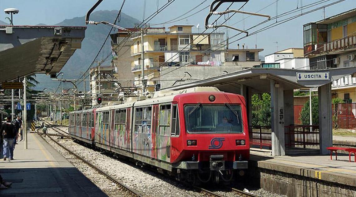 Investito e ucciso dal treno, stop a circolazione sulla Circum