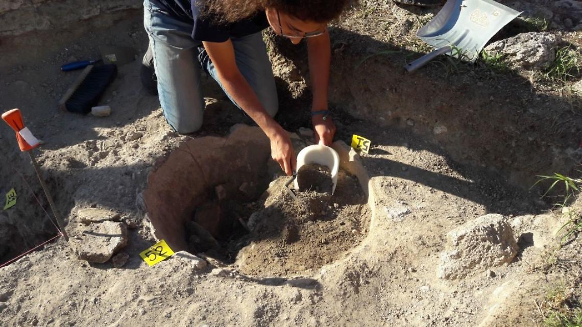 Scavi archeologici a Paestum, le sorprese dell'Athenaion