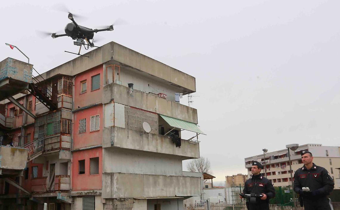 Coronavirus a Napoli, controlli coi droni a Scampia