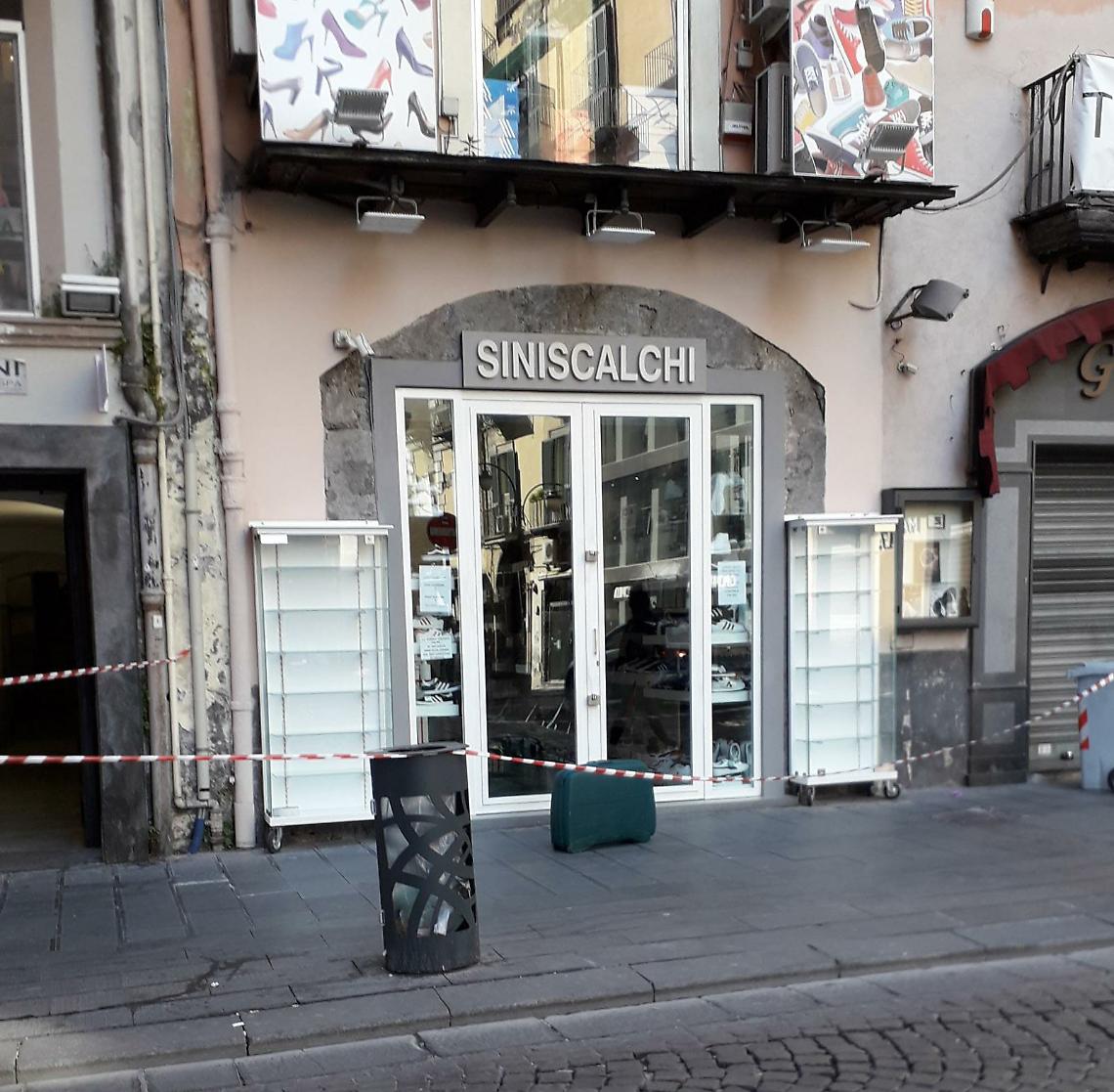 Valigia abbandonata in via Toledo, falso allarme bomba 