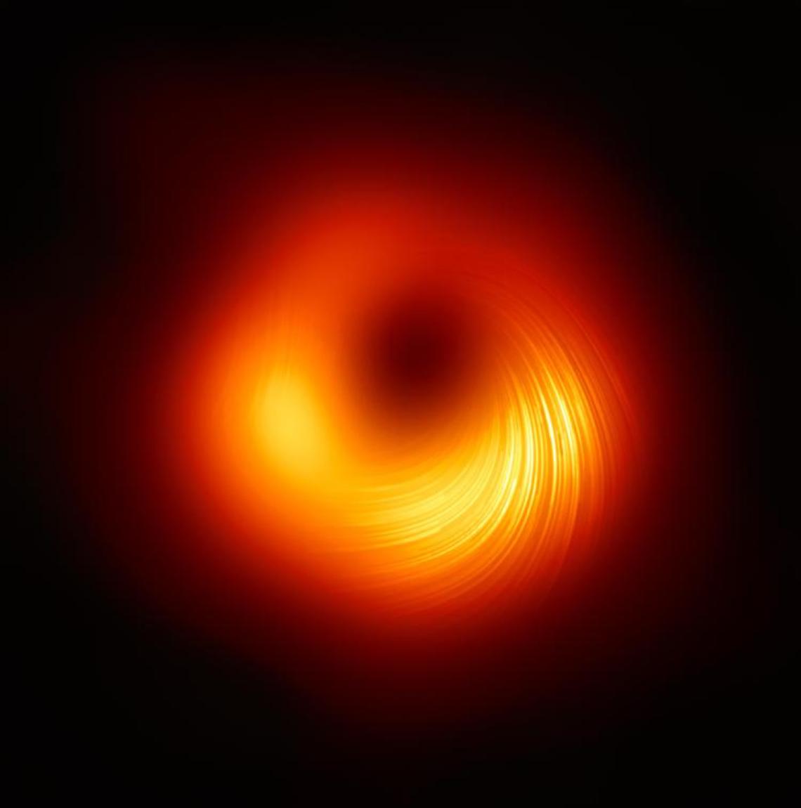 Da Napoli la nuova foto di un buco nero: mai visto così