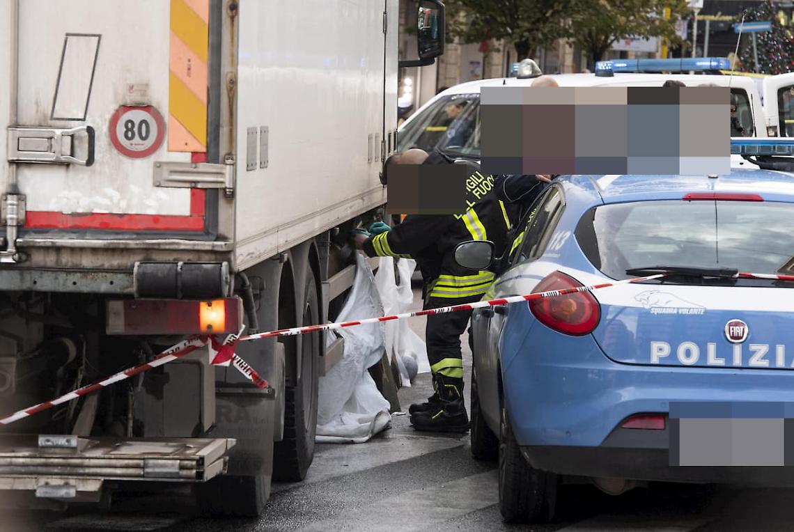Muore travolta sotto casa da un camion, addio Giuseppina