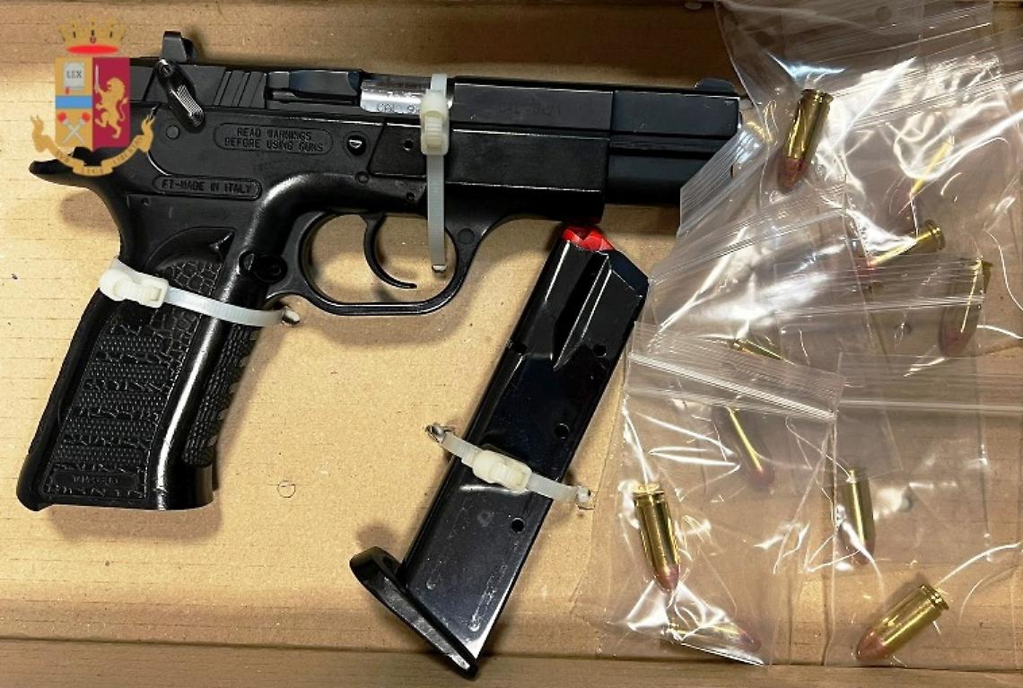 Armi e droga nel vano ascensore, la scoperta a Scampia