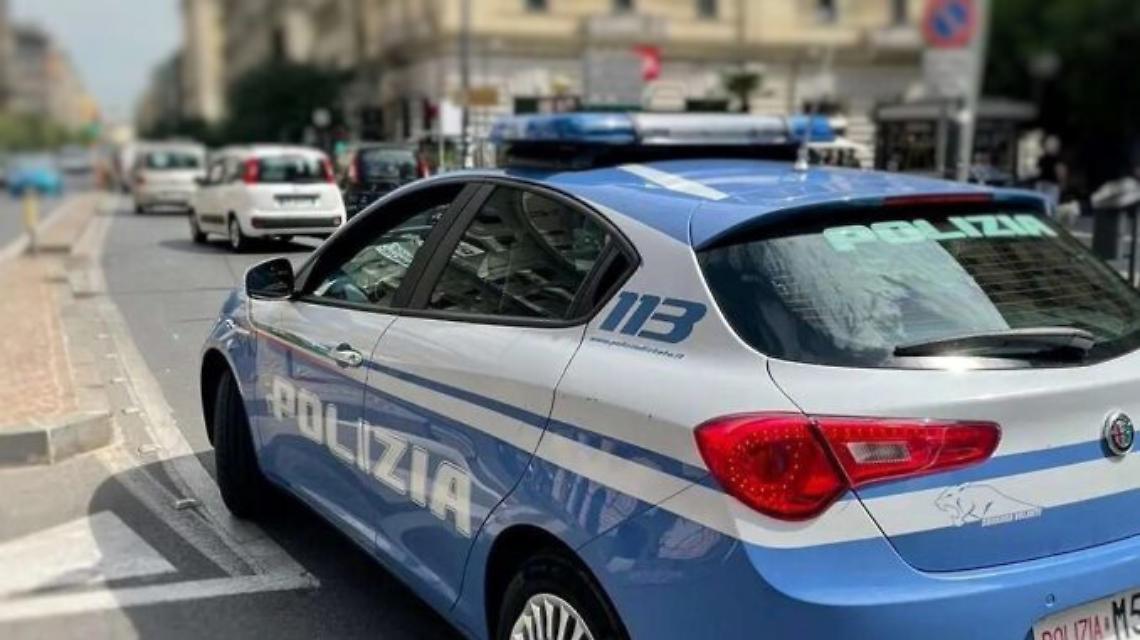 Minaccia i poliziotti con due siringhe, in manette