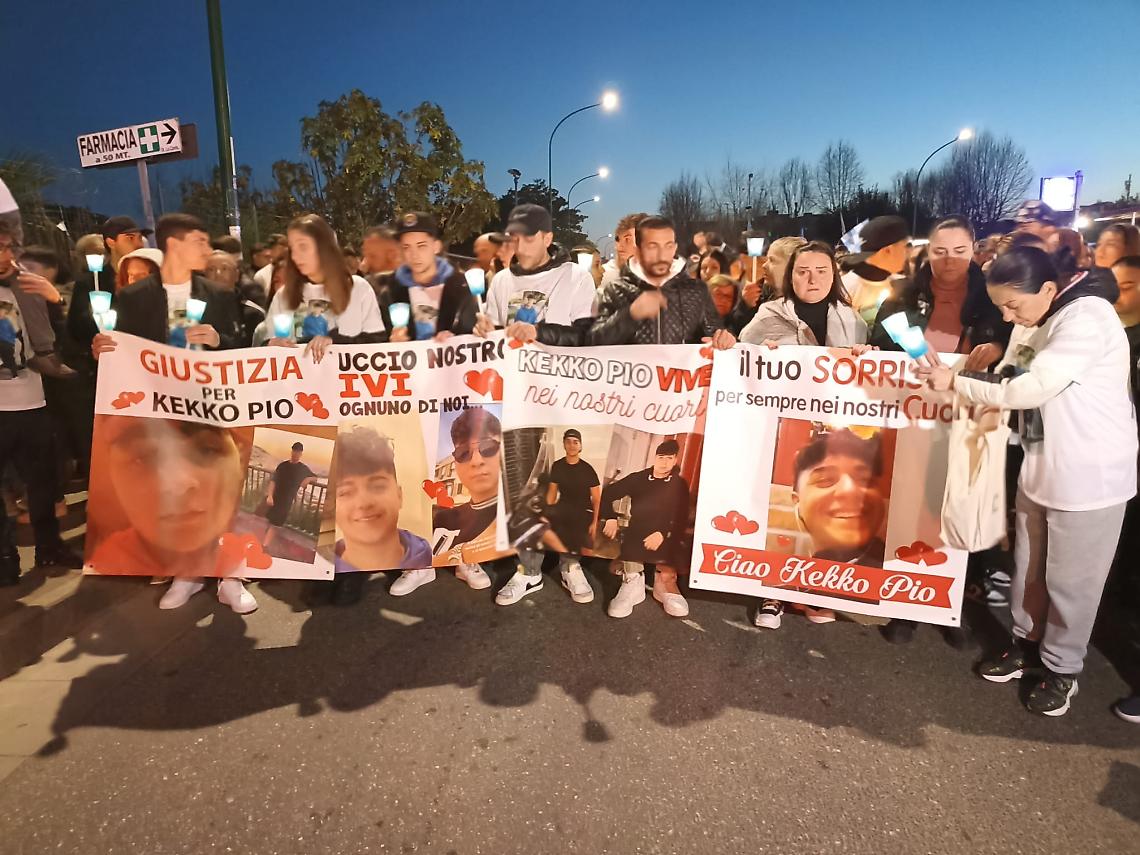 In 1.500 alla fiaccolata per Francesco Pio: «Vogliamo giustizia»