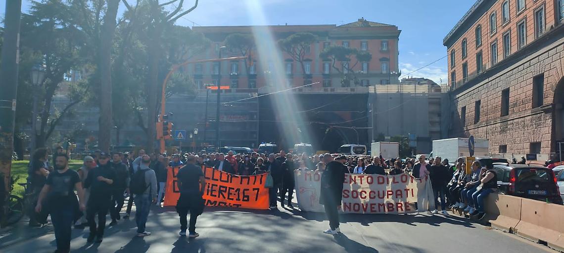 Disoccupati ancora in piazza, scontri con la polizia