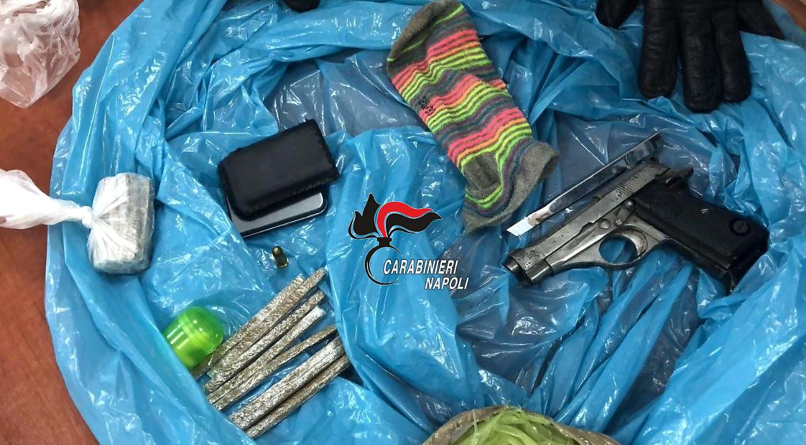 Afragola, droga e pistola nascoste nel muro
