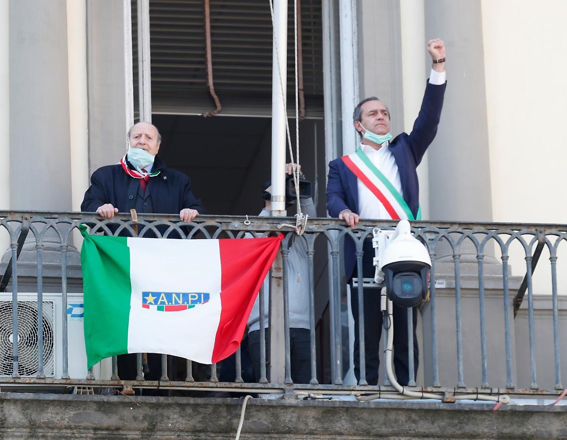 25 Aprile, de Magistris canta “Bella ciao" col pugno chiuso