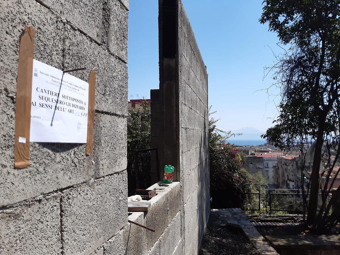 Napoli, sequestrato immobile completamente abusivo