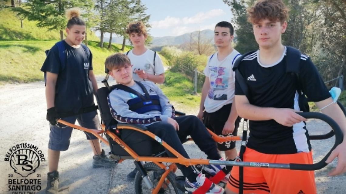 "Belfortissimi on the trail": 5 adolescenti con il sogno di Santiago e una speciale carrozzella per diversamente abili 