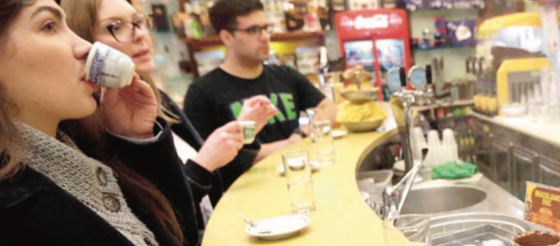 Consumazioni solo ai tavoli all’aperto, gli esercenti insorgono: «Accanimento»